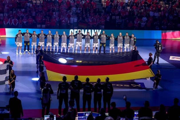 28 01 2026, Handball, Men s EHF EURO 2026, Germany France, Jyske Bank Boxen in Herning, Denmark, Main Round The German team stands together arm in arm during the national anthem Denmark