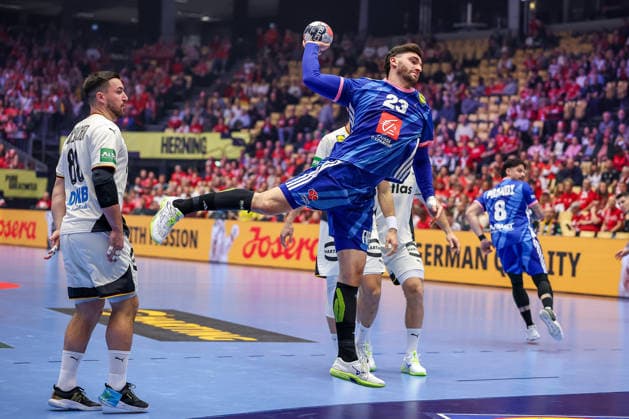 28 01 2026, Handball, Men s EHF EURO 2026, Germany France, Jyske Bank Boxen in Herning, Denmark, Main Round Ludovic Fabregas France 23 throws the ball on goal Denmark
