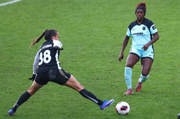 London, England, 28th January 2026. Mandy Freeman of Gotham plays the ball past Ana Vitoria of Corinthians during the Gotham FC vs Corinthians Feminino FIFA Womens Champions Cup semi-final match at Gtech Community Stadium, London. Picture credit should read: Paul Terry Sportimage EDITORIAL USE ONLY. No use with unauthorised audio, video, data, fixture lists, club league logos or live services. Online in-match use limited to 120 images, no video emulation. No use in betting, games or single club league player publications. SPI_052_PT_Gotham_Corinthians SPI-4483-0052