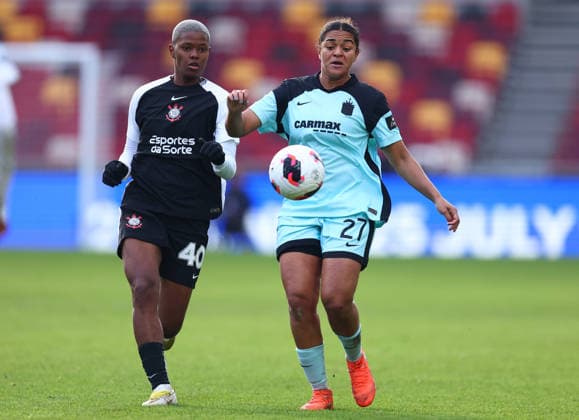 London, England, 28th January 2026. Jhonson of Corinthians and Jess Carter of Gotham challenge for the ball during the Gotham FC vs Corinthians Feminino FIFA Womens Champions Cup semi-final match at Gtech Community Stadium, London. Picture credit should read: Paul Terry Sportimage EDITORIAL USE ONLY. No use with unauthorised audio, video, data, fixture lists, club league logos or live services. Online in-match use limited to 120 images, no video emulation. No use in betting, games or single club league player publications. SPI_068_PT_Gotham_Corinthians SPI-4483-0068
