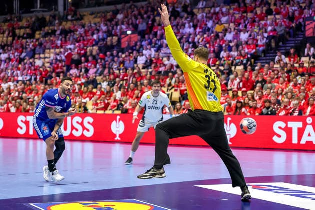 28 01 2026, Handball, Men s EHF EURO 2026, Germany France, Jyske Bank Boxen in Herning, Denmark, Main Round Hugo Descat France 25 throws the ball at the goal Andreas Wolff Germany 33 Denmark