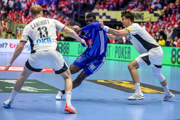 28 01 2026, Handball, Men s EHF EURO 2026, Germany France, Jyske Bank Boxing in Herning, Denmark, Main Round Dika Mem France 10 in duel against Matthes Langhoff Germany 13 Julian Köster Germany 18 Denmark