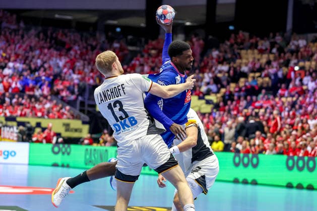 28 01 2026, Handball, Men s EHF EURO 2026, Germany France, Jyske Bank Boxing in Herning, Denmark, Main Round Dika Mem France 10 in duel against Matthes Langhoff Germany 13 Julian Köster Germany 18 Denmark
