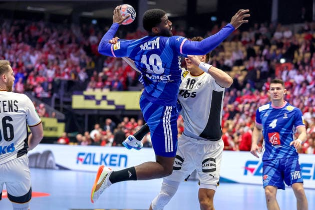 28 01 2026, Handball, Men s EHF EURO 2026, Germany France, Jyske Bank Boxing in Herning, Denmark, Main Round Dika Mem France 10 in duel against Julian Köster Germany 18 Denmark