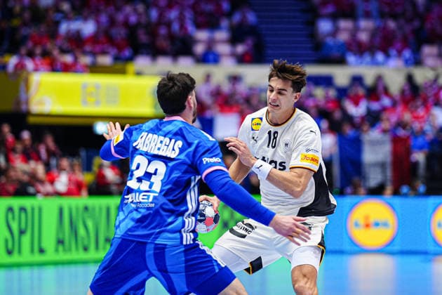 Ludovic Fabregas France, 23 , Julian Koester Germany, 18 DEN, Germany vs France, Handball, EHF European Championship 2026, Main Round, Matchday 4, 28 01 2026 DEN, Germany vs France, Handball, EHF European Championship 2026, Main Round, Matchday 4, 28 01 2026 Herning Copyright: xEibner-Pressefoto MarcelxvonxFehrnx EP_MFN