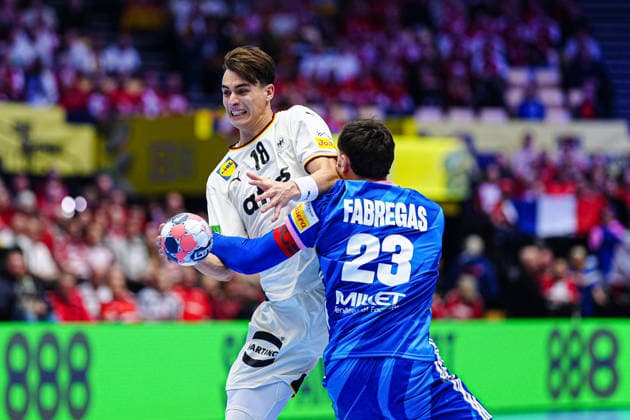 Julian Koester Germany, 18 , Ludovic Fabregas France, 23 DEN, Germany vs France, Handball, EHF European Championship 2026, Main Round, Matchday 4, 28 01 2026 DEN, Germany vs France, Handball, EHF European Championship 2026, Main Round, Matchday 4, 28 01 2026 Herning Copyright: xEibner-Pressefoto MarcelxvonxFehrnx EP_MFN