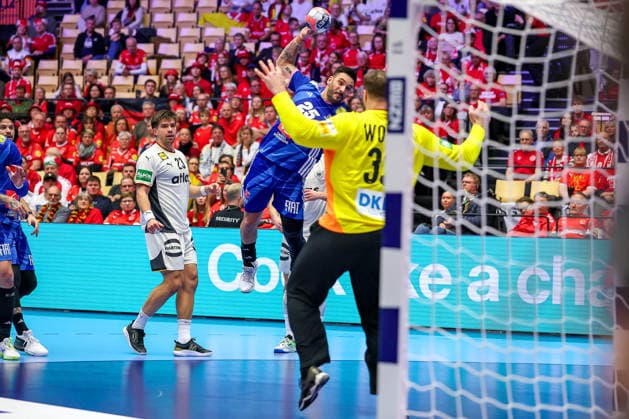 28 01 2026, Handball, Men s EHF EURO 2026, Germany France, Jyske Bank Boxen in Herning, Denmark, Main Round Hugo Descat France 25 throws the ball at the goal Andreas Wolff Germany 33 Denmark