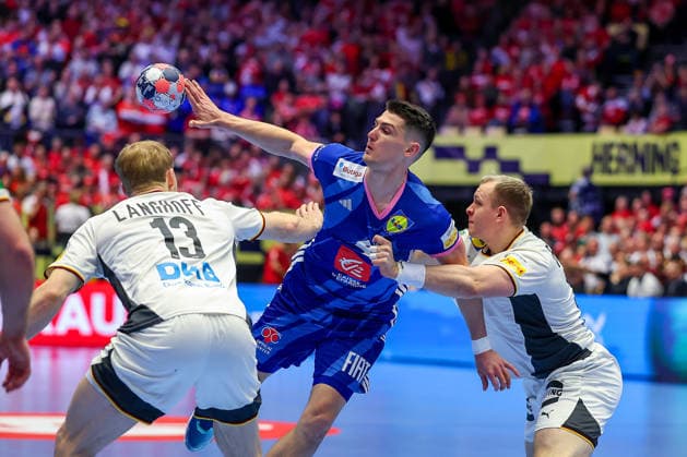 28 01 2026, Handball, Men s EHF EURO 2026, Germany France, Jyske Bank Boxing in Herning, Denmark, Main Round Aymeric Minne France 04 in a duel against Matthes Langhoff Germany 13 Justus Fischer Germany 54 Denmark