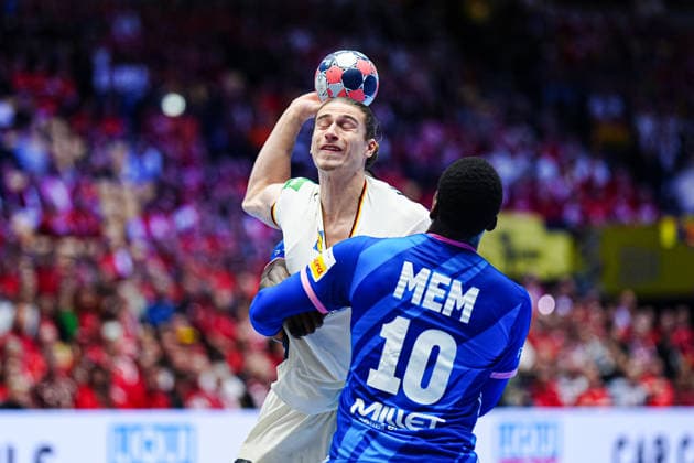 Throw Goal Juri Knorr Germany, 15 , Dika Mem France, 10 DEN, Germany vs France, Handball, EHF European Championship 2026, Main Round, Matchday 4, 28 01 2026 DEN, Germany vs France, Handball, EHF European Championship 2026, Main Round, Matchday 4, 28 01 2026 Herning Copyright: xEibner-Pressefoto MarcelxvonxFehrnx EP_MFN