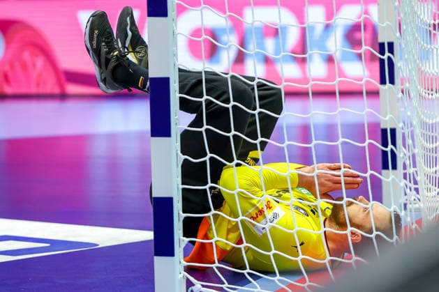 28 01 2026, Handball, Men s EHF EURO 2026, Germany France, Jyske Bank Boxen in Herning, Denmark, Main Round Andreas Wolff Germany 33 lies gesticulating on the pitch Denmark