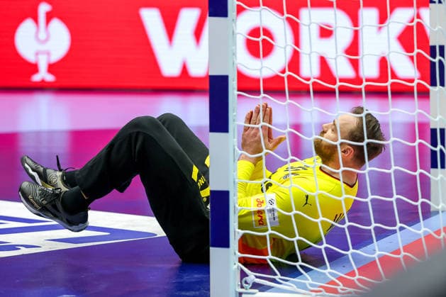 28 01 2026, Handball, Men s EHF EURO 2026, Germany France, Jyske Bank Boxen in Herning, Denmark, Main Round Andreas Wolff Germany 33 lies gesticulating on the pitch Denmark