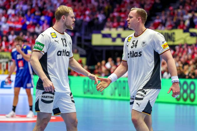 28 01 2026, Handball, Men s EHF EURO 2026, Germany France, Jyske Bank Boxing in Herning, Denmark, Main Round Matthes Langhoff Germany 13 next to Justus Fischer Germany 54 cheering Denmark