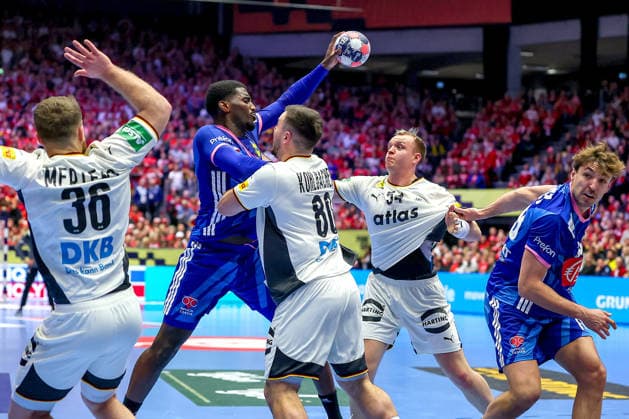 28 01 2026, Handball, Men s EHF EURO 2026, Germany France, Jyske Bank Boxing in Herning, Denmark, Main Round Lukas Mertens Germany 36 Jannik Kohlbacher Germany 80 and Justus Fischer Germany 54 defend against Dika Mem France 10 Denmark