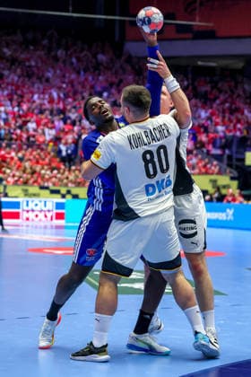 28 01 2026, Handball, Men s EHF EURO 2026, Germany France, Jyske Bank Boxing in Herning, Denmark, Main Round Dika Mem France 10 is tied up by Jannik Kohlbacher Germany 80 and Justus Fischer Germany 54 Denmark