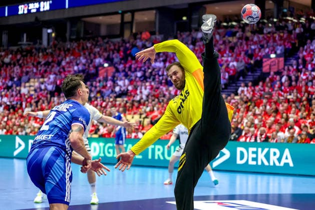 28 01 2026, Handball, Men s EHF EURO 2026, Germany France, Jyske Bank Boxing in Herning, Denmark, Main Round Andreas Wolff Germany 33 Parade saves against Yanis Lenne France 02 Denmark