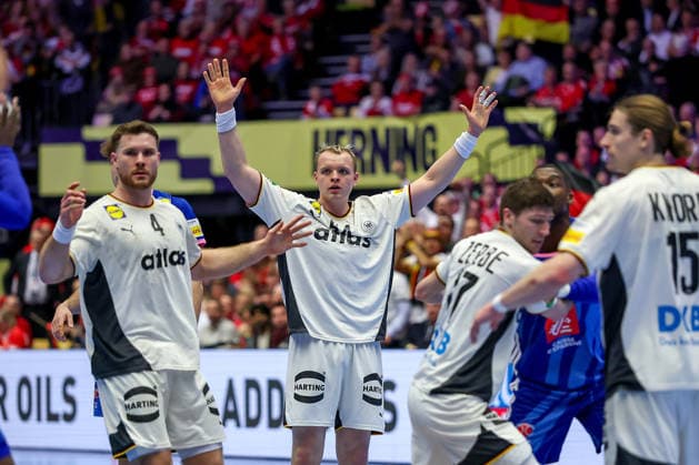 28 01 2026, Handball, Men s EHF EURO 2026, Germany France, Jyske Bank Boxen in Herning, Denmark, Main Round Justus Fischer Germany 54 cheering and gesticulating on the pitch at half-time next to Johannes Golla Germany 04 Denmark
