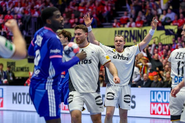 28 01 2026, Handball, Men s EHF EURO 2026, Germany France, Jyske Bank Boxen in Herning, Denmark, Main Round Justus Fischer Germany 54 cheering and gesticulating on the pitch at half-time next to Johannes Golla Germany 04 Denmark