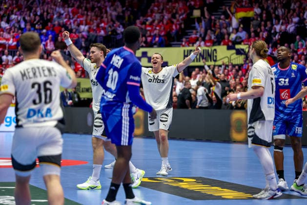 28 01 2026, Handball, Men s EHF EURO 2026, Germany France, Jyske Bank Boxen in Herning, Denmark, Main Round Justus Fischer Germany 54 cheering and gesticulating on the pitch at half-time next to Johannes Golla Germany 04 Lukas Mertens Germany 36 Juri Knorr Germany 15 Denmark