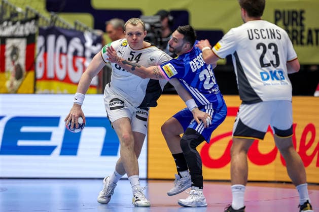 28 01 2026, Handball, Men s EHF EURO 2026, Germany France, Jyske Bank Boxing in Herning, Denmark, Main Round Justus Fischer Germany 54 in a duel against Hugo Descat France 25 next to Renars Uscins Germany 23 Denmark