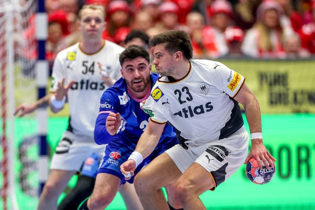 28 01 2026, Handball, Men s EHF EURO 2026, Germany France, Jyske Bank Boxing in Herning, Denmark, Main Round Renars Uscins Germany 23 in duel against Ludovic Fabregas France 23 Denmark