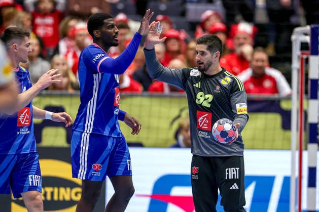 28 01 2026, Handball, Men s EHF EURO 2026, Germany France, Jyske Bank Boxing in Herning, Denmark, Main Round xg10 high-fives Remi Desbonnet France 92 goal celebration jubilation victory jubilation joy rejoicing jubilant closing jubilation victory jubilation scoring goal Denmark