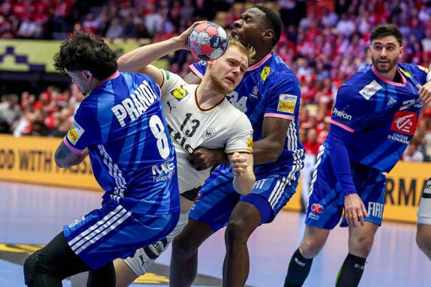 28 01 2026, Handball, Men s EHF EURO 2026, Germany France, Jyske Bank Boxing in Herning, Denmark, Main Round Matthes Langhoff Germany 13 in duel against Elohim Prandi France 08 Dylan Nahi France 31 Denmark