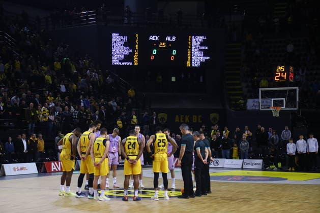 FIBA Basketball Champions League, AEK BC vs Alba Berlin - Players hold a minute of silence in memory of PAOK supporters that lost their lives in a terrible accintent during the FIBA Basketball Champions League regular season basketball match between AEK BC vs Alba Berlin in Athens, Greece, 28 January 2026. IMAGO ONE INCH PRODUCTIONS ATHENS Greece Copyright: xOnexInchxProductionsx 6828131