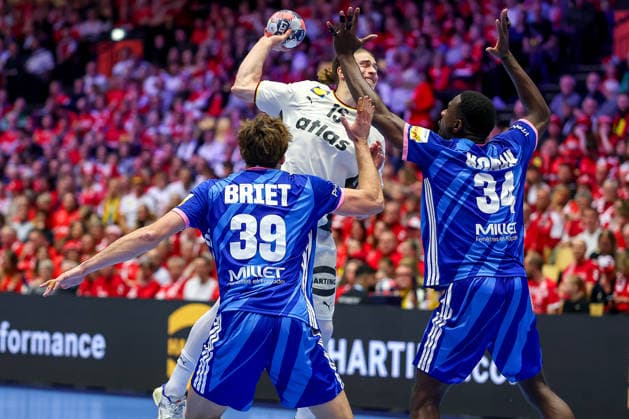 28 01 2026, Handball, Men s EHF EURO 2026, Germany France, Jyske Bank Boxen in Herning, Denmark, Main Round Juri Knorr Germany 15 throws the ball on goal against Benoit Kounkoud France 29 Karl Konan France 34 Denmark