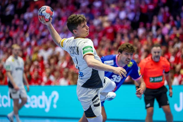 28 01 2026, Handball, Men s EHF EURO 2026, Germany France, Jyske Bank Boxen in Herning, Denmark, Main Round Nils Lichtlein Germany 03 throws the ball at the goal Denmark