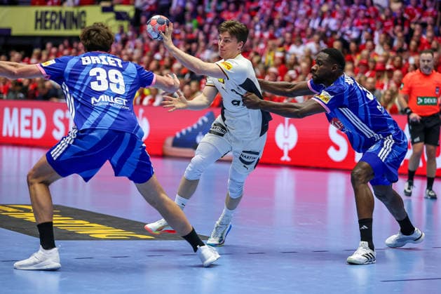 28 01 2026, Handball, Men s EHF EURO 2026, Germany France, Jyske Bank Boxing in Herning, Denmark, Main Round Nils Lichtlein Germany 03 throws the ball on goal against Thibaud Briet France 39 Karl Konan France 34 Denmark