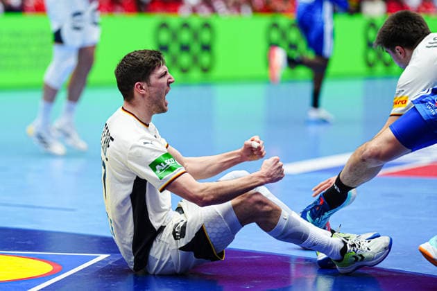 Cheers Lukas Zerbe Germany, 17 DEN, Germany vs France, Handball, EHF European Championship 2026, Main Round, Matchday 4, 28 01 2026 DEN, Germany vs France, Handball, EHF European Championship 2026, Main Round, Matchday 4, 28 01 2026 Herning Copyright: xEibner-Pressefoto MarcelxvonxFehrnx EP_MFN