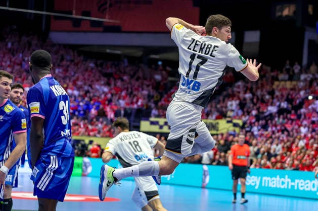 28 01 2026, Handball, Men s EHF EURO 2026, Germany France, Jyske Bank Boxen in Herning, Denmark, Main Round Lukas Zerbe Germany 17 throws the ball at the goal Denmark