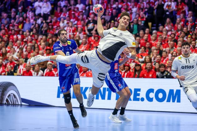 28 01 2026, Handball, Men s EHF EURO 2026, Germany France, Jyske Bank Boxen in Herning, Denmark, Main Round Julian Köster Germany 18 throws the ball on goal Denmark