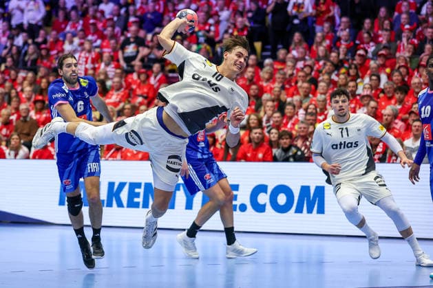 28 01 2026, Handball, Men s EHF EURO 2026, Germany France, Jyske Bank Boxen in Herning, Denmark, Main Round Julian Köster Germany 18 throws the ball on goal Denmark