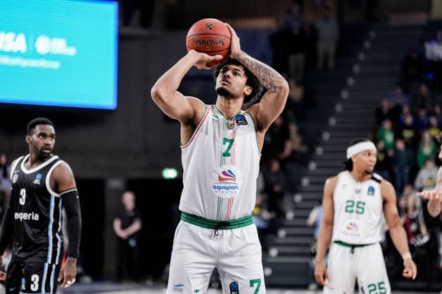 Germany Basketball EuroCup Season 2025 26 16 Matchday Veolia Towers Hamburg vs Slask Wroclaw Inselpark Arena Hamburg Jakub Urbaniak Slask Wroclaw, 7 , Kadre Gray Slask Wroclaw, 25 , Osaro Jürgen Rich Veolia Towers Hamburg, 3 Copyright: xStefanxTrochax