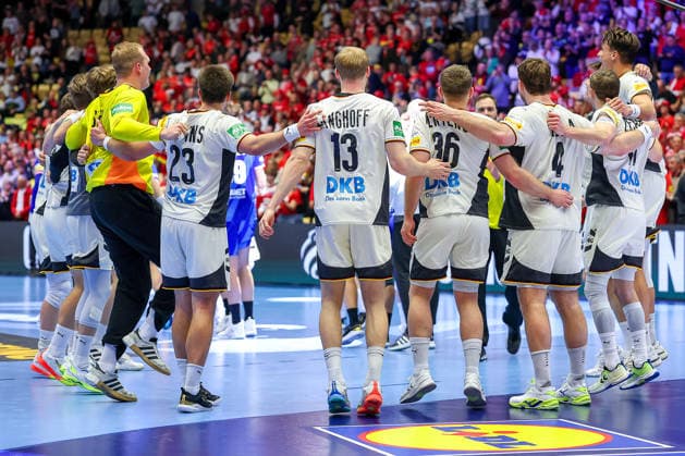 28 01 2026, Handball, Men s EHF EURO 2026, Germany France, Jyske Bank Boxing in Herning, Denmark, Main Round Germany beats France to reach the semi-finals of the European Championships Final celebration after the win David Späth Germany 01 Renars Uscins Germany 23 Matthes Langhoff Germany 13 Lukas Mertens Germany 36 Johannes Golla Germany 04 Lukas Zerbe Germany 17 Julian Köster Germany 18 Denmark