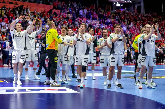 28 01 2026, Handball, Men s EHF EURO 2026, Germany France, Jyske Bank Boxing in Herning, Denmark, Main Round Germany beats France to reach the semi-finals of the European Championships Final celebration after the victory Justus Fischer Germany 54 Nils Lichtlein Germany 03 Jannik Kohlbacher Germany 80 David Späth Germany 01 Andreas Wolff Germany 33 Renars Uscins Germany 23 Lukas Zerbe Germany 17 Matthes Langhoff Germany 13 Denmark