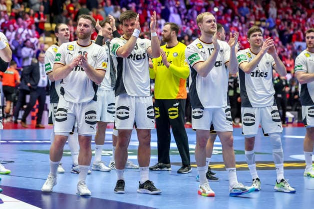 28 01 2026, Handball, Men s EHF EURO 2026, Germany France, Jyske Bank Boxing in Herning, Denmark, Main Round Germany beats France to reach the semi-finals of the European Championships Final celebration after the win Lukas Mertens Germany 36 Renars Uscins Germany 23 Andreas Wolff Germany 33 Matthes Langhoff Germany 13 Lukas Zerbe Germany 17 Denmark