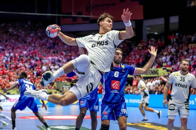 28.01.2026, Handball, Men s EHF EURO 2026, Deutschland - Frankreich, Jyske Bank Boxen in Herning, Dänemark, Main Round: Julian Köster (Germany 18) wirft den Ball auf das Tor Dänemark *** 28 01 2026, Handball, Men s EHF EURO 2026, Germany France, Jyske Bank Boxen in Herning, Denmark, Main Round Julian Köster Germany 18 throws the ball on goal Denmark