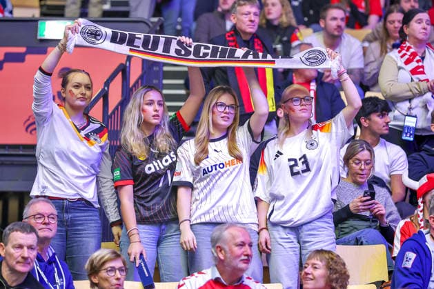 28 01 2026, Handball, Men s EHF EURO 2026, Germany France, Jyske Bank Boxen in Herning, Denmark, Main Round German fans cheering in the stands Denmark