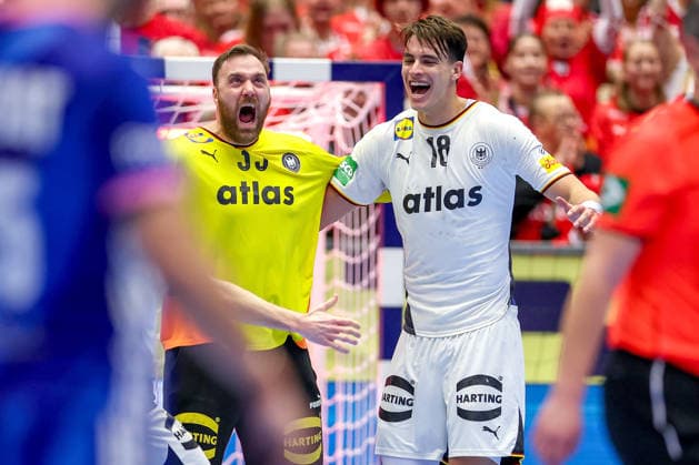 28 01 2026, Handball, Men s EHF EURO 2026, Germany France, Jyske Bank Boxing in Herning, Denmark, Main Round Germany wins against France and advances to the semi-finals Final celebration after the victory Andreas Wolff Germany 33 Julian Köster Germany 18 Denmark