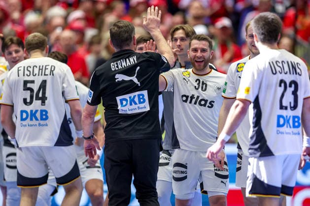 28 01 2026, Handball, Men s EHF EURO 2026, Germany France, Jyske Bank Boxing in Herning, Denmark, Main Round Germany wins against France and advances to the semi-finals Head coach Alfred Gislason Germany hc cheers after the victory next to Lukas Mertens Germany 36 Renars Uscins Germany 23 Matthes Langhoff Germany 13 Denmark