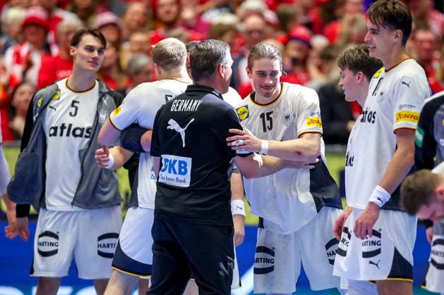 28 01 2026, Handball, Men s EHF EURO 2026, Germany France, Jyske Bank Boxing in Herning, Denmark, Main Round Germany wins against France and advances to the semi-finals Head coach Alfred Gislason Germany hc next to Juri Knorr Germany 15 Miro Schluroff Germany 05 Justus Fischer Germany 54 Nils Lichtlein Germany 03 Julian Köster Germany 18 Denmark