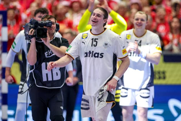 28 01 2026, Handball, Men s EHF EURO 2026, Germany France, Jyske Bank Boxing in Herning, Denmark, Main Round Germany wins against France and advances to the semi-finals Closing cheers after the victory Juri Knorr Germany 15 Player of the Match POTM Award Award Laughing Relieved Relief Denmark