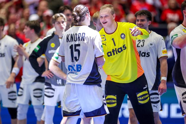 28 01 2026, Handball, Men s EHF EURO 2026, Germany France, Jyske Bank Boxing in Herning, Denmark, Main Round Germany wins against France and advances to the semi-finals Final celebration after the victory Juri Knorr Germany 15 David Späth Germany 01 Renars Uscins Germany 23 Denmark