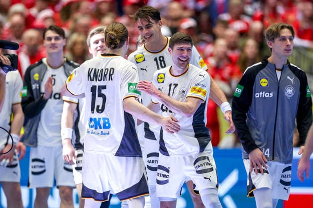 28 01 2026, Handball, Men s EHF EURO 2026, Germany France, Jyske Bank Boxing in Herning, Denmark, Main Round Germany wins against France and advances to the semi-finals Final celebration after the victory Juri Knorr Germany 15 Lukas Zerbe Germany 17 Julian Köster Germany 18 Mathis Häseler Germany 14 Denmark