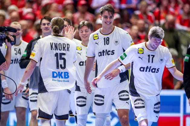 28 01 2026, Handball, Men s EHF EURO 2026, Germany France, Jyske Bank Boxing in Herning, Denmark, Main Round Germany wins against France and advances to the semi-finals Final celebration after the victory Juri Knorr Germany 15 Nils Lichtlein Germany 03 Julian Köster Germany 18 Lukas Zerbe Germany 17 Denmark
