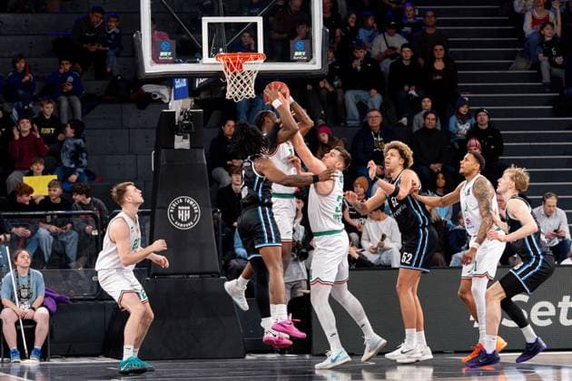 Playing action with Zacharie Perrin 52 Veolia Towers Hamburg , Angel Nunez 1 Slask Wroclaw and Blazej Czerniewicz 27 Slask Wroclaw under the basket Zacharie Perrin 52 Veolia Towers Hamburg with ball in action Copyright: xPhilippHeistx