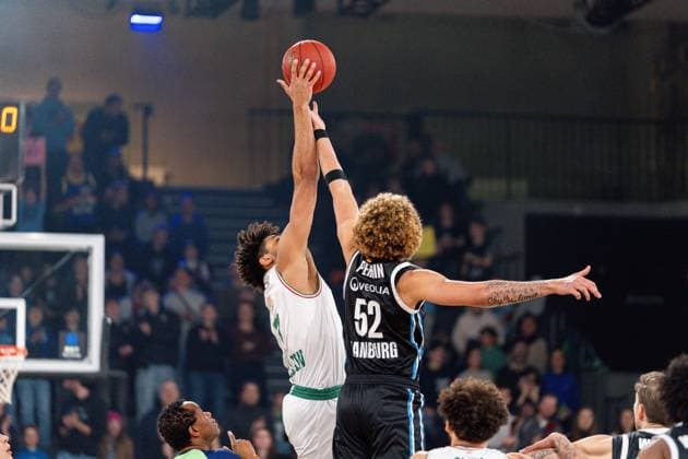 Game action with Zacharie Perrin 52 Veolia Towers Hamburg in a duel for the ball Zacharie Perrin 52 Veolia Towers Hamburg in a duel for the ball Copyright: xPhilippHeistx