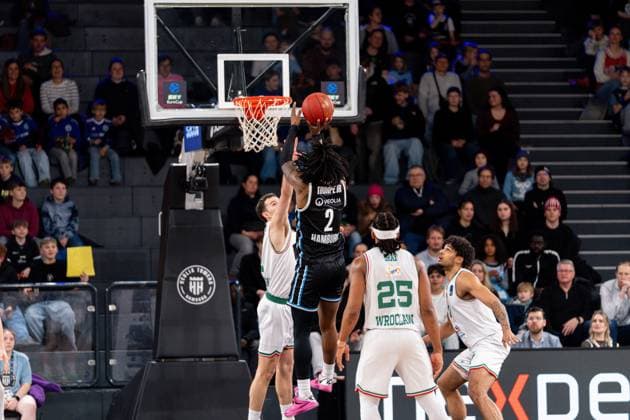 Playing action with Leonard Thorpe Jr 2 Veolia Towers Hamburg and Kadre Gray 25 Slask Wroclaw at the basket Leonard Thorpe Jr 2 Veolia Towers Hamburg with a shot against Kadre Gray 25 Slask Wroclaw Copyright: xPhilippHeistx